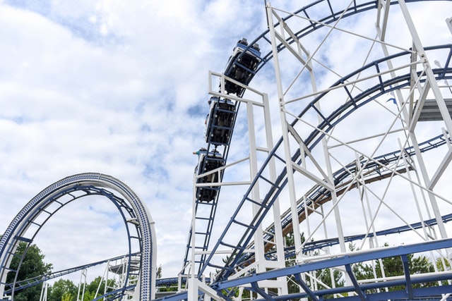 Usar poliéster en la construcción de un parque de atracciones