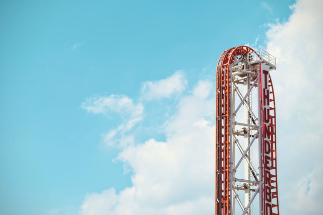 Usar poliéster en la construcción de un parque de atracciones